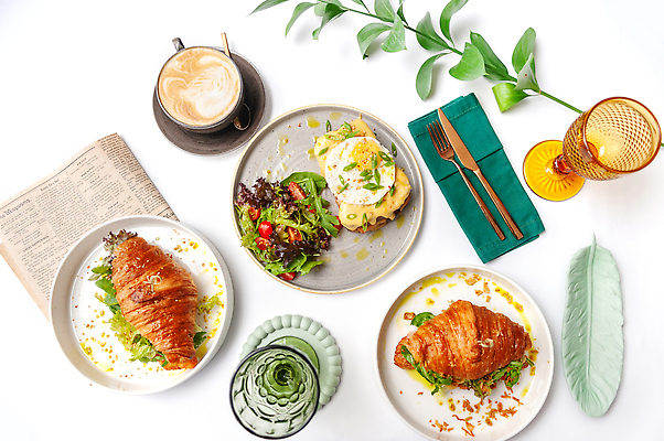 포토 JPG 해외이미지 접시 커피 포크 잎 와인잔 사람없음 샐러드 신문 분위기 나이프 크루아상 토스트 플레이팅 해외202310 해외포토 식물 식기 음료 음식 빵 컨셉 술잔 간행물 뉴스 칼 상차림 파일형식