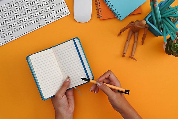 포토 JPG 해외이미지 손 들기 신체부위 하이앵글 사무실 볼펜 다이어리 공책 키보드 오브젝트 연필꽂이 목각인형 주황색배경 해외202310 해외포토 인형 뷰포인트 백그라운드 비즈니스 모션 문구용품 사람 펜 사무용품 주황색 파일형식