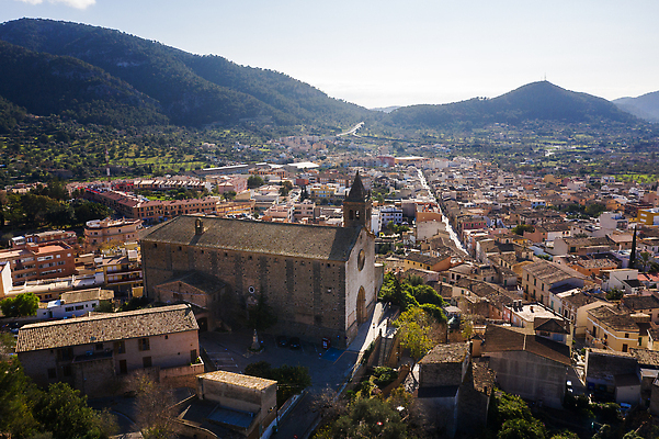 포토 JPG 해외이미지 구름 외관 계절 유럽 여행 겨울 건축양식 자연 하늘 휴가 휴식 산 안테나 파노라마 풍경 사람없음 야외 건물 초록색 도시풍경 햇빛 성당 교회 마을 시골 스페인 지중해 언덕 장면 타운 항공촬영 랜드마크 옛날 해외202310 해외포토 자연요소 건축물 건축 나라 바다 뷰포인트 컬러 컨셉 통신 종교건축 촬영기법 태양 도시 생태계 파일형식