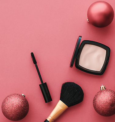 포토 JPG 해외이미지 분홍색 사람없음 하이앵글 화장품 오브젝트 메이크업브러쉬 오너먼트 카피스페이스 해외202310 해외포토 뷰포인트 컬러 크리스마스장식 뷰티 공백 붓 파일형식