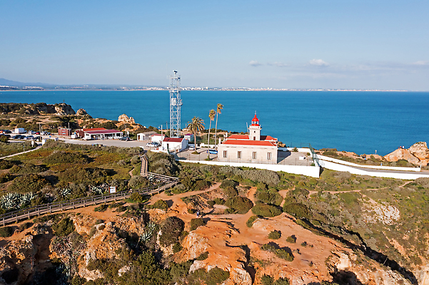 포토 JPG 해외이미지 외관 바다 여행 건축양식 자연 등대 안테나 풍경 사람없음 야외 건물 빨간색 물 파란색 관광지 환경 탑 성 중세 역사 신호등 포르투갈 네비게이션 대서양 드론 랜드마크 옛날 조감도 해외202310 해외포토 자연요소 건축물 건축 유럽 컬러 통신 생태계 파일형식