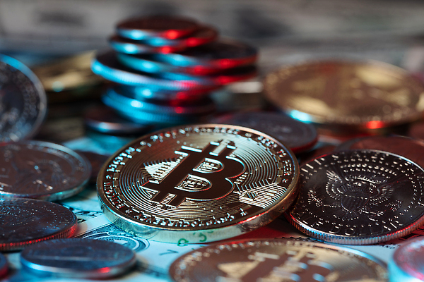 포토 JPG 해외이미지 컨셉 지폐 돈 인터넷 비즈니스 성공 사람없음 금융 경제 달러 디지털 동전 웹 유로 성장 시장 재산 황금 암호 발굴 심볼 사인 무역 투자 상업 전자 토막 계산서 구역 매각 가상 해외202310 해외포토 산업 파일형식