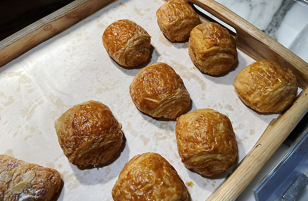 포토 JPG 해외이미지 전통 백그라운드 아침 디저트 건강 요리 사람없음 갈색 초콜릿 식사 카페 빵집 껍질 달콤 맛 아침식사 굽기 먹기 유기농 롤 번 페스츄리 핸드메이드 맛있는 해외202310 해외포토 주간 웰빙 음식 빵 컬러 컨셉 모션 상점 구이 파일형식