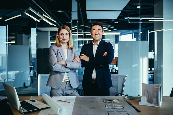 포토 JPG 해외이미지 여자 남자 회사 창문 함께함 정장 상반신 성인 두명 앞모습 노트북 연필 팔짱 비즈니스맨 비즈니스우먼 책상 동료 성인만 해외202310 해외포토 옷 뷰포인트 가구 컨셉 비즈니스 관계 모션 학용품 사람 전자제품 필기구 직장인 파일형식