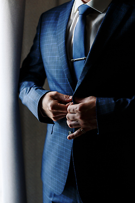 포토 JPG 해외이미지 남자 신랑 결혼 결혼식 단추 한명 정장 상반신 성인 축하 준비 단추잠그기 해외202310 해외포토 1 옷 컨셉 모션 사람 이벤트 파일형식