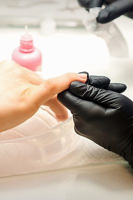 포토 JPG 해외이미지 손 장갑 백그라운드 관리 신체부위 화려 손톱관리 피부 책상 매니큐어 화장솜 해외202310 해외포토 잡화 가구 컨셉 사람 화장품 화장용품 네일아트 파일형식