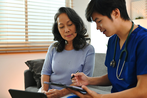 포토 JPG 해외이미지 여자 노년 남자 창문 청진기 설명 동양인 상반신 성인 두명 소파 태블릿 펜 진료 의사 블라인드 보여주기 서류판 해외포토 의자 의학 의료기기 모션 사람 인종 전자제품 스마트기기 필기구 사무용품 의료진 커튼 파일형식