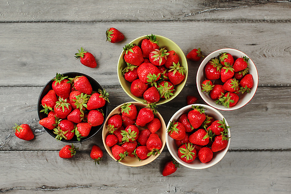 포토 JPG 해외이미지 그릇 과일 딸기 사람없음 무더기 나무배경 해외202310 해외포토 식기 백그라운드 파일형식