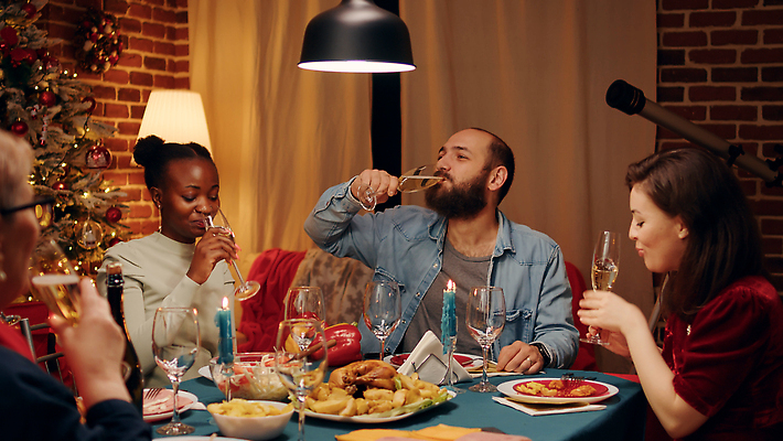 포토 JPG 해외이미지 여자 노년 남자 행복 음식 크리스마스 가족 식탁 조명 함께함 수저 대화 여러명 상반신 성인 앞모습 옆모습 빛 파티 식사 마시기 샴페인 연말 해외202310 해외포토 식기 기념일 감정 뷰포인트 다수 컨셉 관계 모션 탁자 주류 말하기 사람 이벤트 파일형식