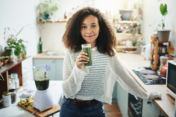 포토 JPG 해외이미지 백인 라이프스타일 웰빙 응시 여자 행복 얼굴 음료 다이어트 채소 청소년 주택 건강 한명 서기 초록색 운동 뷰티 주방 주스 기쁨 몸무게 자르기 유기농 날것 긍정 시금치 건강식 스무디 영양분 채식주의자 디톡스 비건 해외202310 해외포토 서양인 1 시선 감정 음식 컬러 컨셉 모션 사람 건물 생활 신체부위 채식 파일형식
