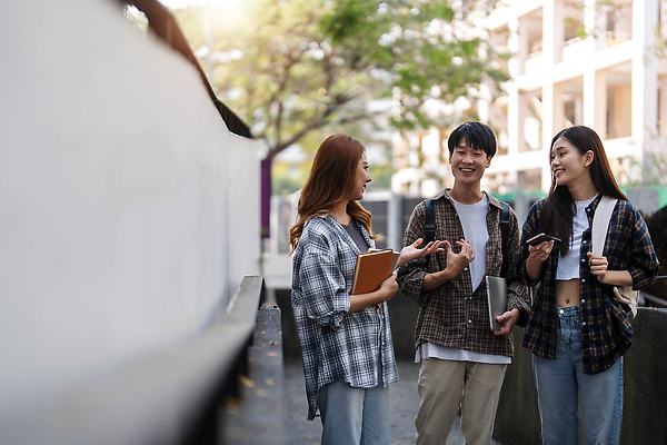 포토 JPG 해외이미지 백인 학생 라이프스타일 공원 여자 교육 남자 행복 통신 학교 자연 함께함 3 미소 사람 앉기 성인 야외 세명 초록색 여름 친구 노트북 학습 스터디 컴퓨터 청춘 공책 우정 기쁨 그룹 사이버 대학교 해외202310 해외포토 서양인 계절 공공시설 감정 컬러 컨셉 관계 모션 문구용품 표정 생활 전자제품 생태계 파일형식