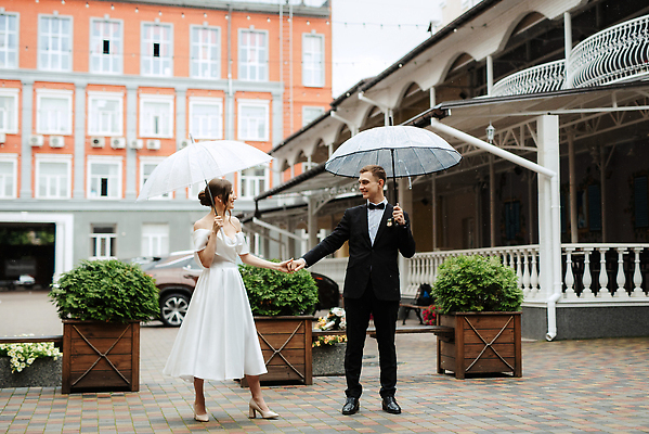 포토 JPG 해외이미지 전신 식물 여자 남자 행복 웨딩드레스 결혼 우산 신혼부부 자동차 들기 정장 성인 두명 건물 앞모습 마주보기 손잡기 기쁨 비 성인만 해외202310 해외포토 자연요소 건축물 부부 드레스 옷 감정 육상교통 뷰포인트 모션 날씨 사람 이벤트 신혼 파일형식