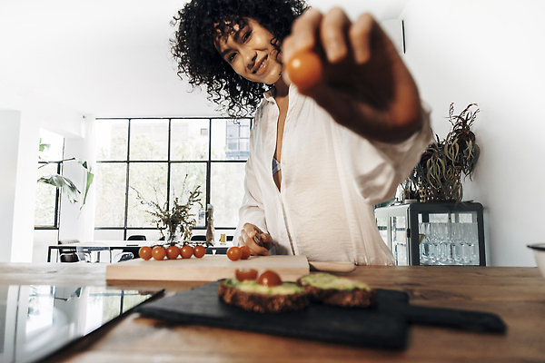 포토 JPG 해외이미지 응시 잡화 행복 흑인 토마토 채소 창문 아파트 주택 실내 건강 요리 한명 서기 카메라 주방 요리사 식사 신선 아침식사 자르기 계산대 준비 조리대 만들기 레시피 다인종 보여주기 성분 점심식사 다락방 카피스페이스 혼혈 해외202310 해외포토 서양인 직업 1 시선 감정 모션 사람 인종 내부 건물 전자제품 공백 다문화 파일형식
