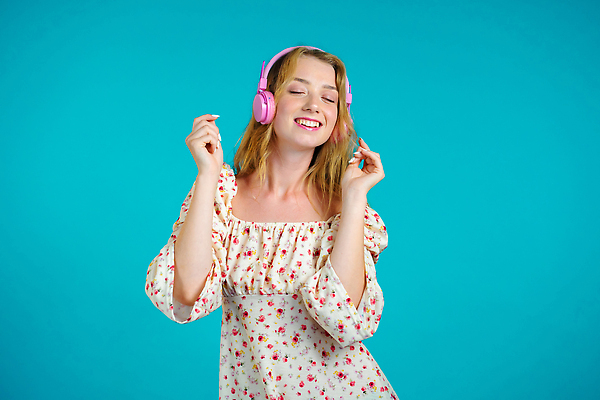포토 JPG 해외이미지 백인 모델 1 라이프스타일 여자 행복 얼굴 음악 이어폰 백그라운드 모션 실내 한명 미소 사람 성인 10대 뷰티 머리 유행 헤드폰 소리 기쁨 듣기 자유 표현 오디오 스테레오 고립 스타일 해외202310 해외포토 서양인 감정 음향기기 컨셉 청소년 문화예술 표정 내부 생활 신체부위 전자제품 파일형식