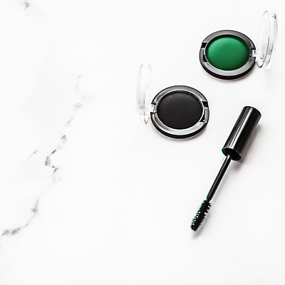 포토 JPG 해외이미지 사람없음 초록색 검은색 원형 흰배경 마스카라 대리석 아이섀도 마블링 카피스페이스 해외202310 해외포토 도형 컬러 백그라운드 재료 화장품 공백 흰색 파일형식