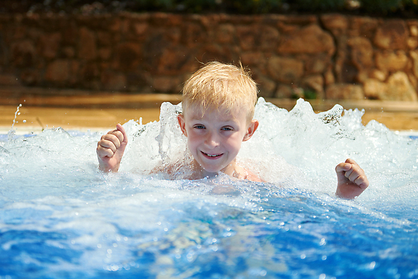 포토 JPG 해외이미지 백인 1 라이프스타일 행복 얼굴 어린이 스포츠 놀이 휴가 고글 건강 한명 사람 소년 야외 물 파란색 수중 수영 기쁨 젖음 떨어짐 8 휴양지 수영선수 옛날 스플래쉬 해외202310 해외포토 자연요소 서양인 남자 감정 컬러 컨셉 운동선수 생활 신체부위 숫자 장소 수상스포츠 파일형식