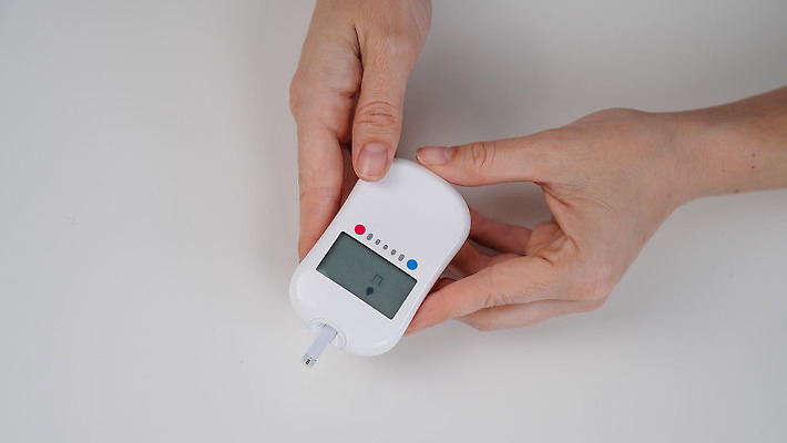 포토 JPG 해외이미지 손 건강 신체부위 기계 분석 찌르기 당뇨병 혈당 해외202310 해외포토 컨셉 모션 사람 혈액 질병 파일형식