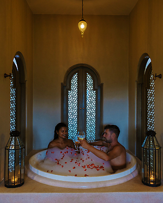 포토 JPG 해외이미지 라이프스타일 디자인 꽃잎 꽃 벽 신체 창문 호텔 휴식 아파트 주택 수영장 통 건강 사람없음 내부 두명 치료 장식 물 수건 뷰티 장미 스파 목욕 거품 방 욕실 흰색 고급 빨래 피부 휴양지 비누 돌봄 샤워실 위생관리 스타일 비어있는 해외202310 해외포토 자연요소 식물 컬러 컨셉 가사 의학 모션 숙소 관리 사람 건물 생활 신체부위 위생용품 청결 장소 샤워시설 파일형식