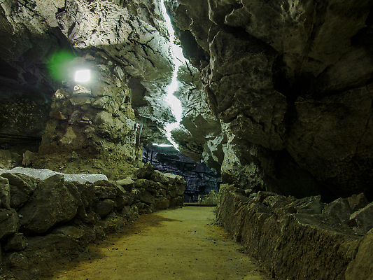 포토 JPG 해외이미지 지구 벽 여행 자연 조명 산 실내 사람없음 물 파란색 빛 컬러풀 얼음 어둠 침묵 추위 역사 터널 동굴 광석 생태계 러시아 마법 지하 층 고고학 깊이 땅바닥 랜드마크 시베리아 옛날 종유석 지질학 해외202310 해외포토 자연요소 교육 유럽 길 컬러 바닥 내부 소리 파일형식