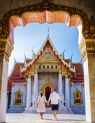 포토 JPG 해외이미지 원피스 여자 남자 불교 맨발 하늘 사랑 성인 두명 뒷모습 걷기 손잡기 사찰 방콕 성인만 해외202310 해외포토 옷 감정 종교 뷰포인트 종교건축 모션 발 태국 사람 파일형식