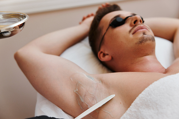 포토 JPG 해외이미지 백인 직업 여자 행복 얼굴 신체 고글 건강 병원 한명 성인 치료 사무실 뷰티 약 상점 기계 환자 의사 흰색 중앙 보호 미용사 고객 피부 방문 팔 순서 삭제 궤 돌봄 벌거벗은 위생관리 제모 해외202310 해외포토 서양인 1 감정 컬러 컨셉 비즈니스 의학 모션 관리 사람 신체부위 의료진 파일형식