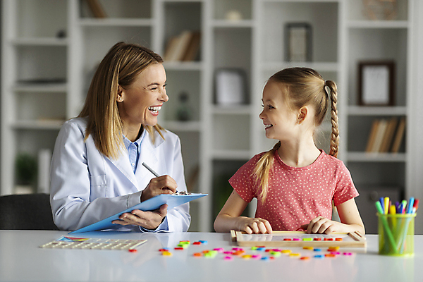 포토 JPG 해외이미지 여자 어린이 수업 웃음 들기 상반신 성인 두명 마주보기 환자 의사 기록 가르침 테라피 서류판 치료사 여자만 해외202310 해외포토 직업 교육 의학 모션 표정 사람 뷰티 사무용품 의료진 파일형식