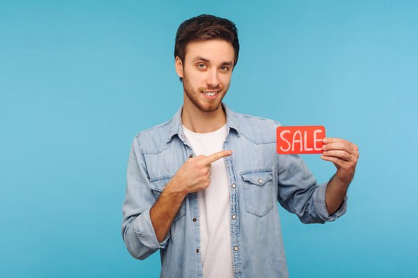 포토 JPG 해외이미지 알파벳 남자 한명 들기 상반신 성인 앞모습 파란색 세일 팻말 가리킴 절약 성인남자한명만 해외202310 해외포토 1 영어 뷰포인트 컬러 컨셉 모션 프레임 사람 손짓 남자한명만 성인남자만 파일형식