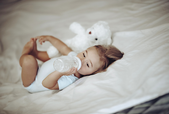 포토 JPG 해외이미지 음료 어린이 음식 가족 주택 건강 피곤 사랑 한명 소년 소파 장난감 뷰티 놀이방 곰인형 침실 방 우유 마시기 흰색 침대 아기 신생아 잠 야간 저녁 먹기 만족 낮잠 공식 건강식 돌봄 수유 해외202310 해외포토 자연요소 1 남자 감정 인형 컬러 가구 컨셉 의자 관계 모션 유제품 사람 건물 파일형식