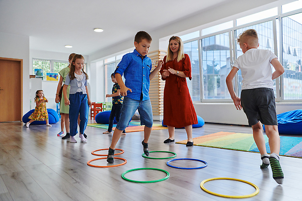 포토 JPG 해외이미지 여자 남자 어린이 스포츠 쿠션 창문 놀이 실내 소년 여러명 성인 달리기 점프 교사 카펫 유치원 고리 체육 즐거움 해외202310 해외포토 직업 교육 감정 다수 모션 사람 내부 파일형식