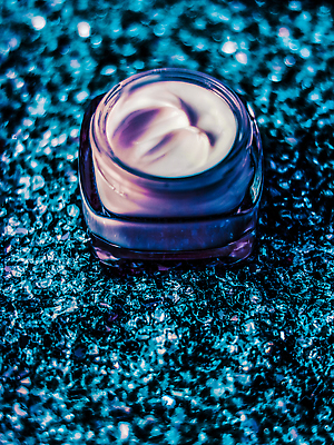 포토 JPG 해외이미지 근접촬영 사람없음 반짝임 고급 피부관리 파란배경 스킨케어 기초화장품 수분크림 해외202310 해외포토 뷰포인트 백그라운드 컨셉 모션 파란색 뷰티 화장품 파일형식