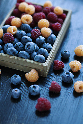 포토 JPG 해외이미지 열매 음식 과일 벽지 건강 사람없음 목재 빨간색 상자 뷰티 노란색 검은색 덮개 신선 달콤 맛 아침식사 블루베리 엽서 산딸기 칼로리 단절 채식주의자 해외202310 해외포토 나무 식물 컬러 컨셉 재료 식사 뚜껑 편지 채식 파일형식