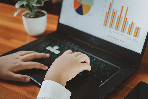 포토 JPG 해외이미지 라이프스타일 손 여자 인터넷 비즈니스 사업가 통신 손가락 무선통신 실내 한명 사람 성인 가로 노트북 컴퓨터 사무실 정보 흰색 타이핑 키보드 업무 작업 비즈니스맨 네트워크 이메일 연결 사이버 책상 검색 바쁨 전자 온라인 여자한명만 해외202310 해외포토 직업 1 남자 컬러 가구 내부 생활 신체부위 전자제품 직장인 여자만 파일형식