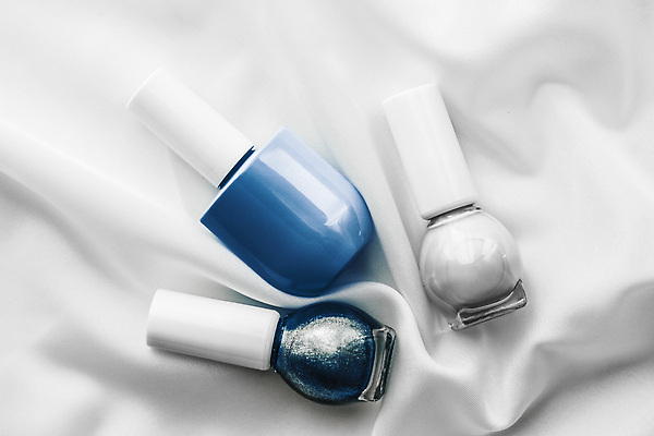 포토 JPG 해외이미지 백그라운드 사람없음 파란색 우아함 흰배경 매니큐어 구김 카피스페이스 해외포토 컬러 컨셉 모션 화장품 공백 흰색 파일형식