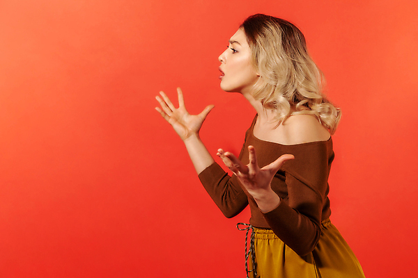 포토 JPG 해외이미지 백인 응시 여자 청소년 스트레스 관리 한명 서기 사람 옆모습 금발 뷰티 분노 짜증 좌절 질문 충돌 싸움 문제 팔 불만 의문 부정적 비명 어려움 위기 트러블 해외202310 해외포토 서양인 1 헤어스타일 시선 감정 뷰포인트 컨셉 모션 신체부위 파일형식