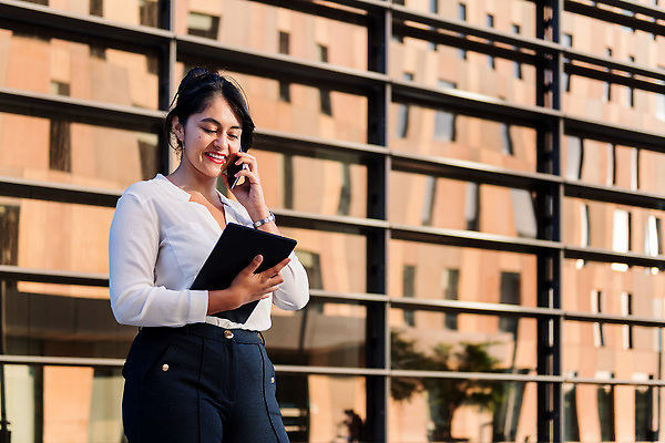 포토 JPG 해외이미지 직업 1 라이프스타일 여자 비즈니스 사업가 통신 성공 모바일 대화 한명 미소 사람 성인 건물 가로 30대 스마트폰 사무실 알약 도시 작업 전화기 스마트 확인 경영자 부름 히스패닉 경영 굴곡 카피스페이스 해외202310 해외포토 건축물 컨셉 모션 표정 말하기 생활 장년 핸드폰 스마트기기 약 공백 리더 파일형식