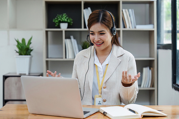 포토 JPG 해외이미지 백인 직업 여자 남자 행복 비즈니스 통신 직장 대화 한명 미소 사람 앉기 성인 스마트폰 컴퓨터 사무실 세일 헤드폰 업무 작업 도움 비즈니스맨 비즈니스우먼 센터 종업원 중개인 고객 책상 마이크 서비스 텔레마케팅 부름 온라인 운영자 지원 헬프 해외202310 해외포토 서양인 1 감정 음향기기 가구 컨셉 회사 모션 표정 말하기 전자제품 핸드폰 스마트기기 직장인 서비스업 파일형식
