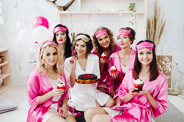 포토 JPG 해외이미지 응시 여자 신부 분홍색 포즈 함께함 웃음 들기 앉기 여러명 상반신 성인 옆모습 친구 뷰티 케이크 우정 축하 가운 실크 컵케이크 풍선 들러리 수면안대 성인여자만 브라이덜샤워 해외202310 해외포토 시선 옷 뷰포인트 컬러 다수 결혼 컨셉 관계 모션 디저트 표정 사람 파티 직물 안대 하객 여자만 성인만 파일형식