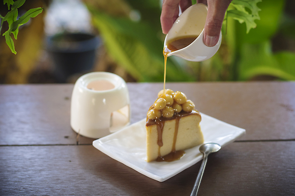 포토 JPG 해외이미지 접시 음식 조각 백그라운드 재료 탁자 디저트 건강 요리 사람없음 컵 갈색 케이크 카페 빵집 견과류 흰색 신선 달콤 맛 아침식사 설탕 굽기 먹기 크림 유기농 토핑 시럽 내추럴 핸드메이드 캐러멜 맛있는 해외202310 해외포토 식기 웰빙 컬러 가구 컨셉 모션 상점 식사 구이 파일형식