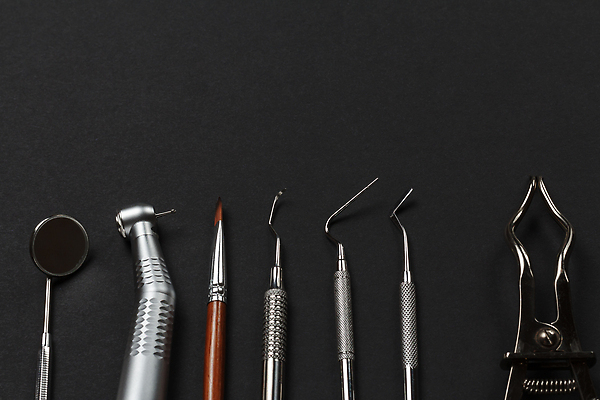 포토 JPG 해외이미지 직업 치과 병원 집게 손잡이 사람없음 치료 세트 약 금속 거울 장비 기구 도구 공구 치아 모험가 치과의사 각도 펜치 고무 외과 복원 위생관리 직진 철강 치아교정 해외202310 해외포토 의학 재질 관리 의사 소화기관 교정 파일형식