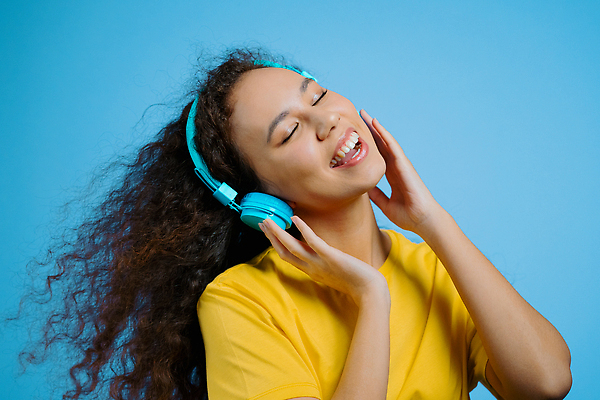 포토 JPG 해외이미지 백인 모델 1 라이프스타일 여자 행복 얼굴 음악 이어폰 백그라운드 모션 실내 한명 미소 사람 성인 10대 뷰티 머리 유행 헤드폰 소리 기쁨 듣기 자유 표현 오디오 스테레오 고립 스타일 해외202310 해외포토 서양인 감정 음향기기 컨셉 청소년 문화예술 표정 내부 생활 신체부위 전자제품 파일형식