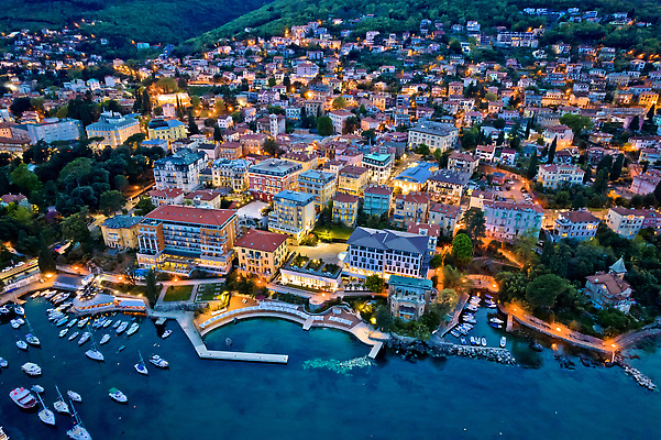 포토 JPG 해외이미지 공원 바다 건축양식 휴가 산 거리 안테나 풍경 사람없음 건물 초록색 물 여름 파란색 교회 탑 항구 경기장 산책로 전원 도시 만 역사 야간 저녁 지중해 빌라 정사각형 타운 크로아티아 로마인 해외202310 해외포토 자연요소 도형 건축물 계절 공공시설 건축 유럽 길 컬러 통신 스포츠시설 종교건축 교통시설 주택 인종 전기에너지 파일형식