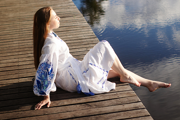 포토 JPG 해외이미지 백인 구름 전통 라이프스타일 드레스 공원 여자 행복 유럽 호수 셔츠 자연 하늘 휴가 한명 야외 물 여름 뷰티 반사 유행 항구 낭만 자유 자수 우크라이나 카피스페이스 해외202310 해외포토 자연요소 서양인 1 옷 계절 공공시설 감정 나라 컨셉 상의 교통시설 사람 생활 공백 생태계 파일형식