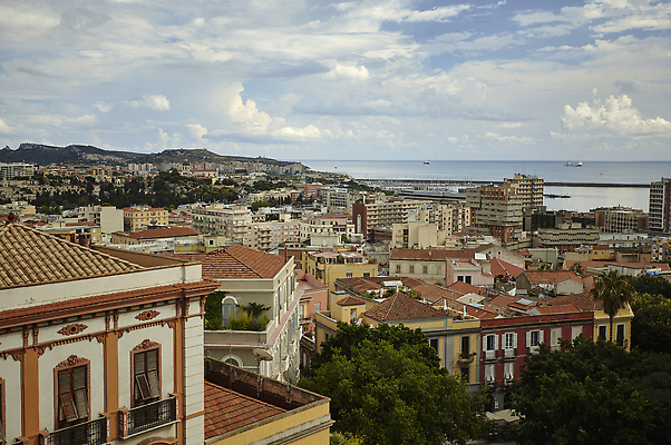 포토 JPG 해외이미지 바다 섬 여행 건축양식 자연 하늘 휴가 산 거리 안테나 파노라마 풍경 사람없음 건물 물 여름 파란색 탑 항구 이탈리아 도시 보트 지중해 언덕 장면 타운 스카이라인 수도권 해외202310 해외포토 자연요소 건축물 계절 건축 유럽 컬러 배_교통 통신 교통시설 촬영기법 생태계 지역 파일형식