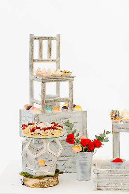 포토 JPG 해외이미지 접시 기념일 꽃 음식 분홍색 결혼 백그라운드 공 탁자 휴가 디저트 발렌타인데이 막대사탕 사탕 사람없음 장식 빨간색 컬러풀 파티 쿠키 과자 케이크 요식업 식당 초콜릿 얼음 빵집 식탁보 흰색 축하 바 생일 닫기 달콤 맛 설탕 컵케이크 크림 뷔페 인기 팝 페스츄리 많음 프로스팅 맛있는 해외202310 해외포토 자연요소 식물 식기 산업 빵 컬러 가구 컨셉 모션 데이이벤트 이벤트 상점 제빵 파일형식