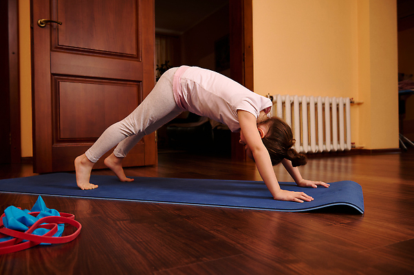 포토 JPG 해외이미지 백인 교육 행복 유럽 어린이 스포츠 포즈 요가 휴식 건강 한명 사람 인테리어 운동 뷰티 평화 귀여움 스트레칭 화목 에너지 호흡 유연 집중 연습 명상 체육관 체조 아사나자세 해외202310 해외포토 서양인 1 웰빙 디자인 감정 나라 컨셉 요가자세 파일형식