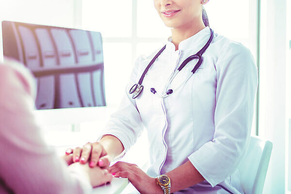 포토 JPG 해외이미지 직업 여자 행복 청진기 실내 건강 병원 한명 사람 성인 치료 사무실 약 건강관리 듣기 환자 의사 도움 자신감 전문직 질병 토론 연습 책상 긍정 처방 방문 돌봄 헬프 해외202310 해외포토 1 감정 가구 컨셉 비즈니스 의학 의료기기 모션 관리 내부 의료진 파일형식