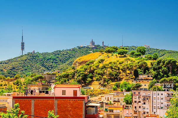포토 JPG 해외이미지 외관 유럽 여행 건축양식 하늘 산 주택 안테나 사람없음 건물 파란색 교회 여행객 도시 사찰 역사 스페인 정상 언덕 대도시 바르셀로나 스카이라인 랜드마크 로마인 스페인어 옛날 해외202310 해외포토 건축물 건축 나라 컬러 통신 종교건축 사람 인종 파일형식