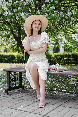 포토 JPG 해외이미지 전신 공원 여자 꽃 잎 벤치 목걸이 한명 앉기 성인 야외 귀걸이 봄 밀짚모자 쉬폰원피스 성인여자한명만 네트백 해외202310 해외포토 식물 모자_잡화 1 계절 원피스 공공시설 의자 가방 장신구 모션 사람 여자한명만 성인여자만 파일형식