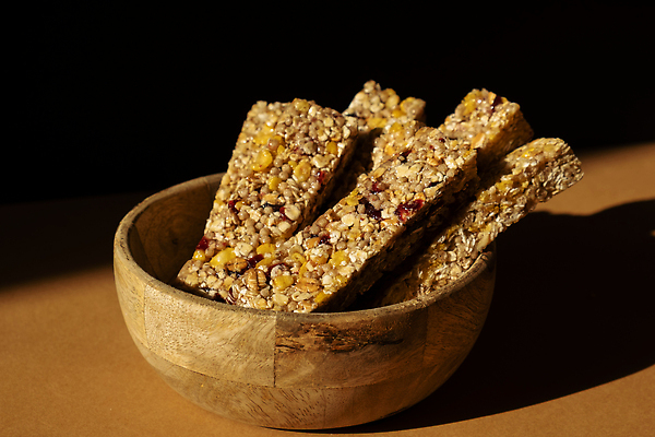 포토 JPG 해외이미지 사람없음 갈색 견과류 나무그릇 에너지바 그래놀라 글루텐프리 해외202310 해외포토 그릇 음식 컬러 목재 파일형식