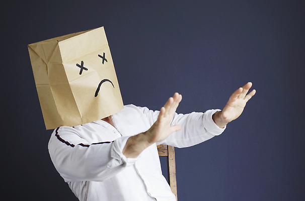 포토 JPG 해외이미지 남자 얼굴 표정 한명 상반신 성인 옆모습 종이봉투 가림 거절 손내밀기 성인남자한명만 해외202310 해외포토 1 뷰포인트 컨셉 모션 봉투 사람 손짓 신체부위 남자한명만 성인남자만 파일형식